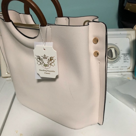 Handbags - Picture 3 of 9